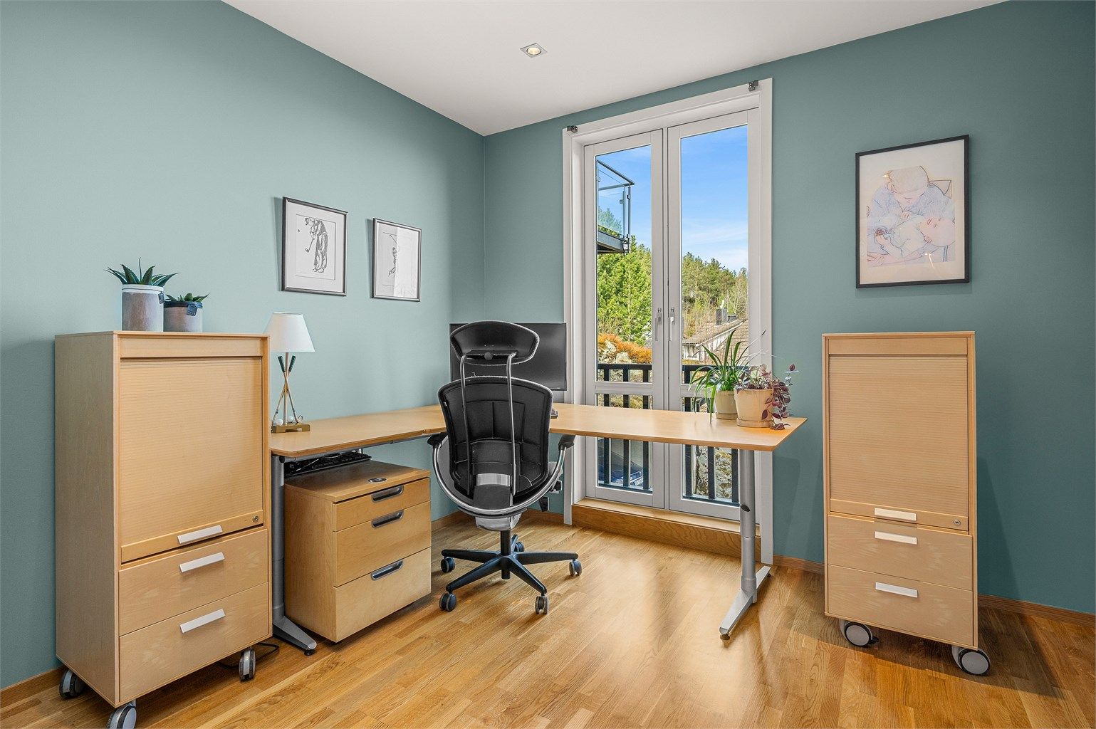 Et av tre soverom på 9 kvm. Rommet egner seg godt som kontor, barnerom eller gjesterom, med fint lysinnslipp og en rolig plassering i boligen.