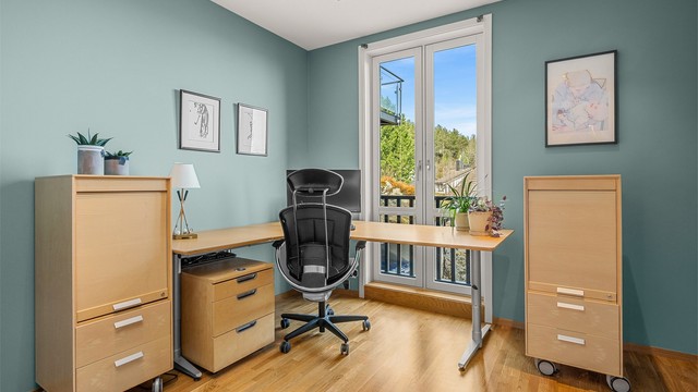 Et av tre soverom på 9 kvm. Rommet egner seg godt som kontor, barnerom eller gjesterom, med fint lysinnslipp og en rolig plassering i boligen.