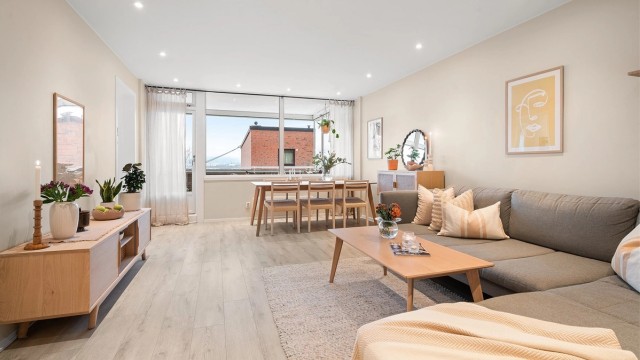 Tom Martinsen v/Krogsveen har gleden av å presentere en tidløs og gjennomgående 3-roms med god standard og fin utsikt.