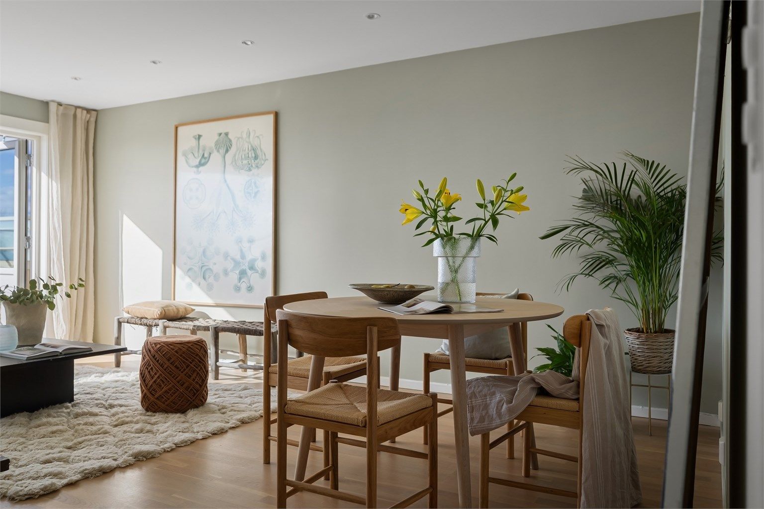 I stuen er det god plass til å inviterer middagsgjester ved å dekke langbord