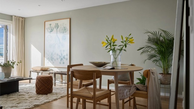 I stuen er det god plass til å inviterer middagsgjester ved å dekke langbord