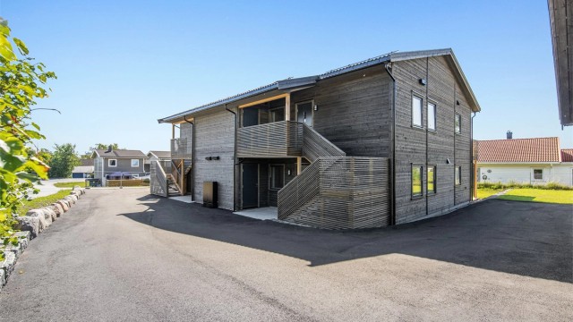 Det er 4 - 2 solgt! - leiligheter i bygget - alle med hver sin inngang og tilhørende garasje