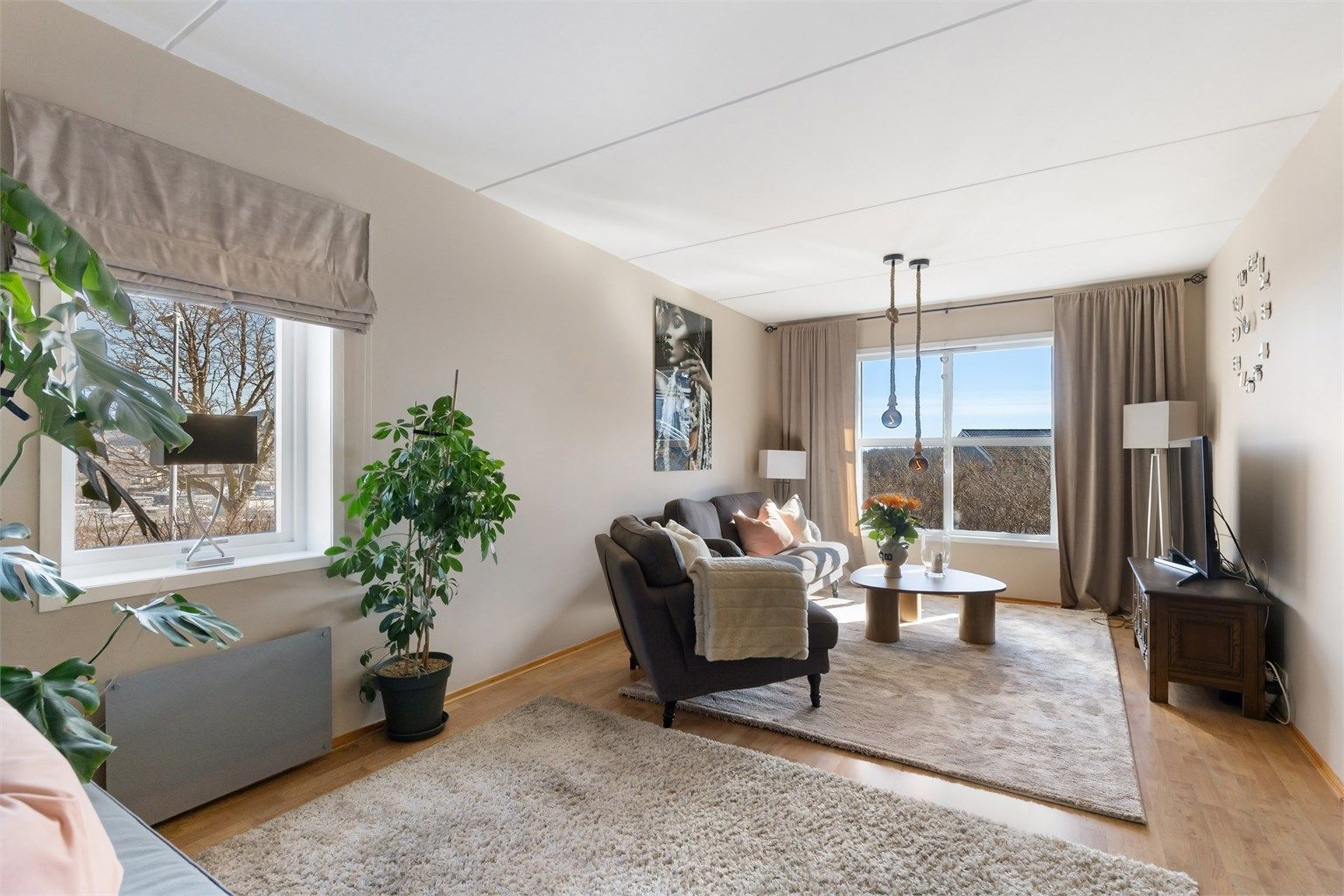 Stor og lys stue med gode møbleringsmuligheter og flott romfølelse