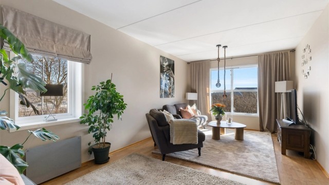 Stor og lys stue med gode møbleringsmuligheter og flott romfølelse