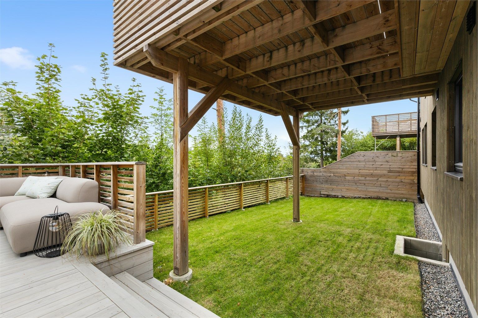 I tillegg til den hyggelige terrassen er det også en liten hage