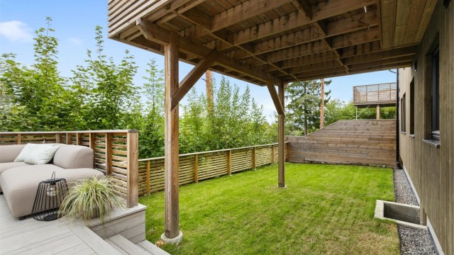 I tillegg til den hyggelige terrassen er det også en liten hage