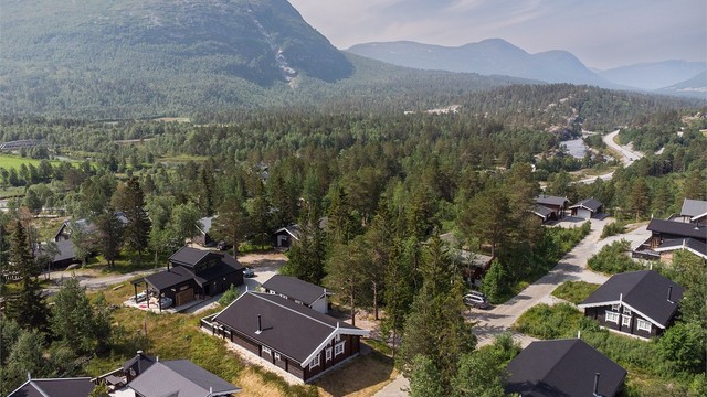 Hytta har en sentral beliggenhet på Bjorlisetra på Bjorli.