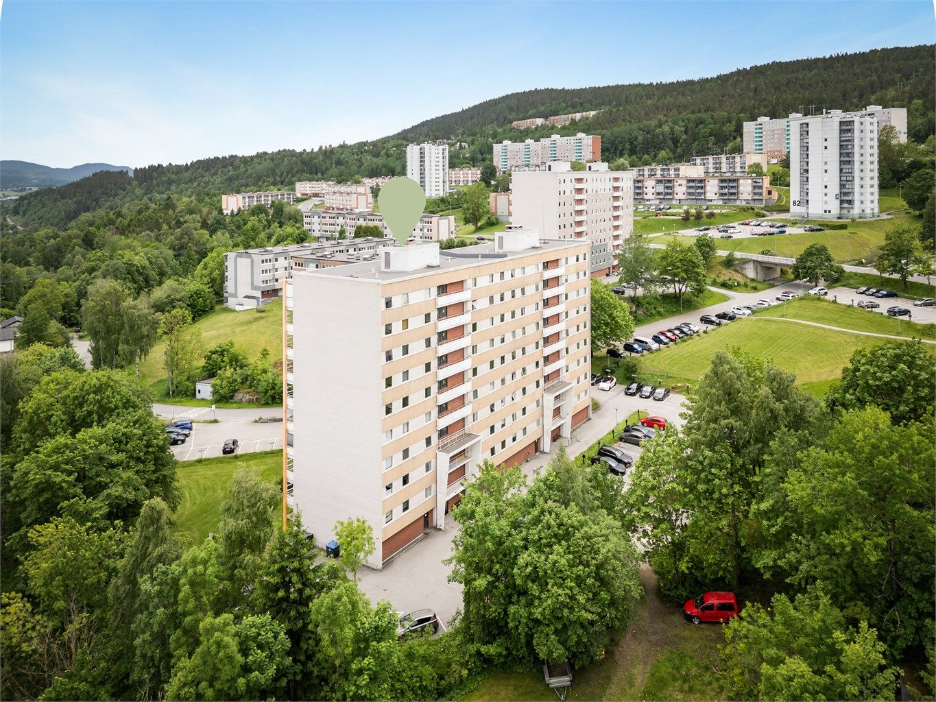 Beliggende i et område med etablert blokkbebyggelse, denne leiligheten er i en høyblokk.