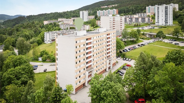 Beliggende i et område med etablert blokkbebyggelse, denne leiligheten er i en høyblokk.