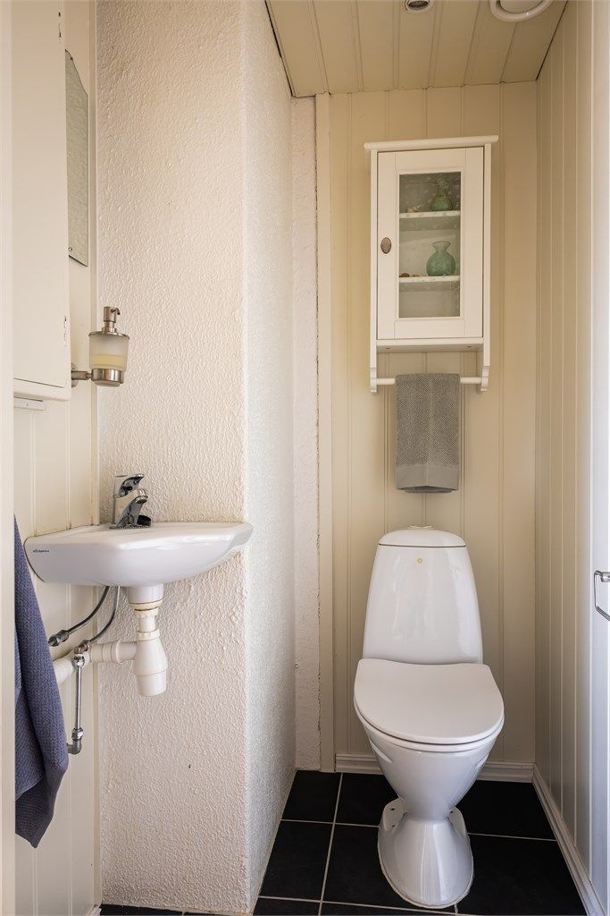 Praktisk separat toalettrom som bidrar til en smidigere hverdag og avlaster hovedbadet