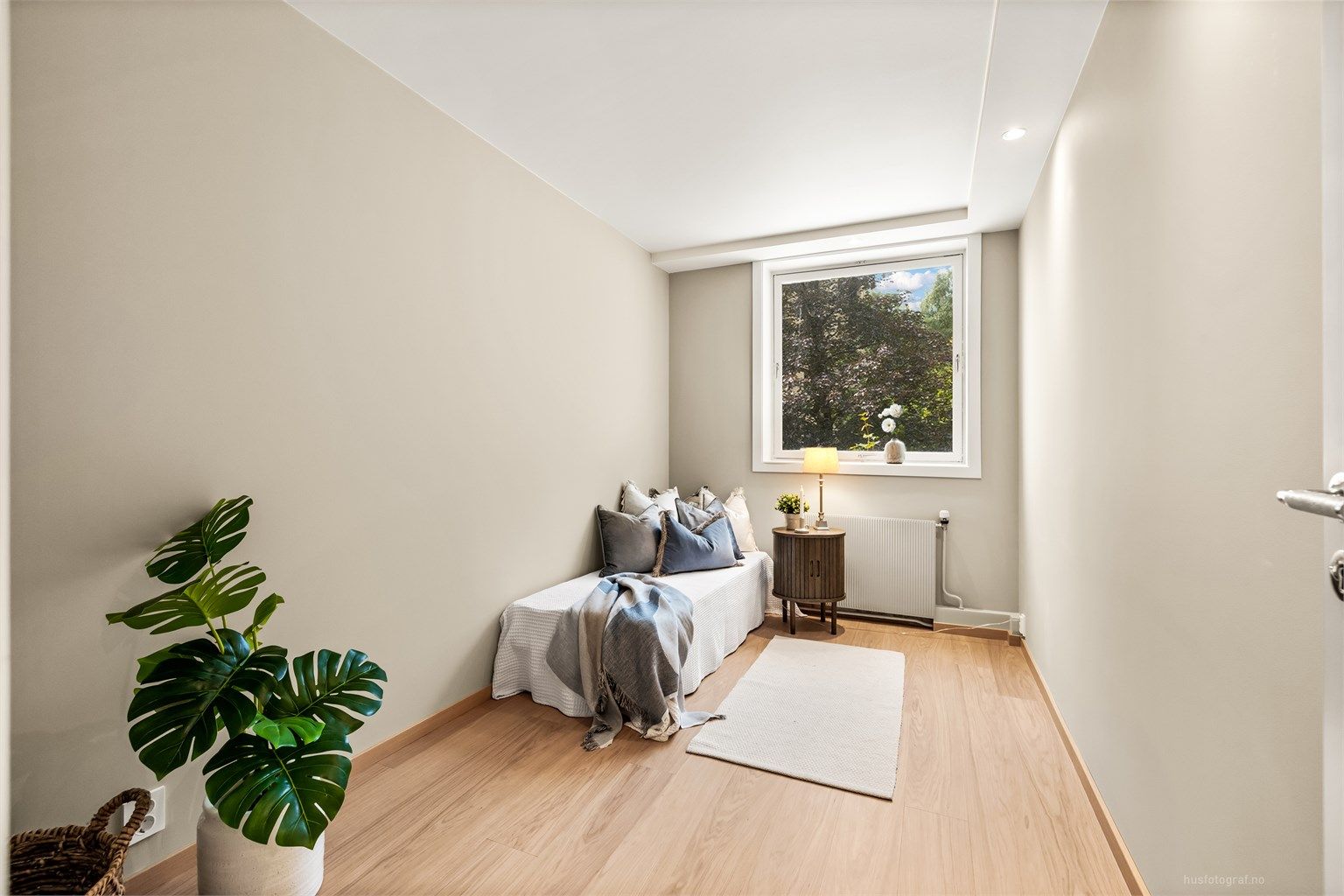 Det andre soverommet er lyst og har downlights i takkasse.