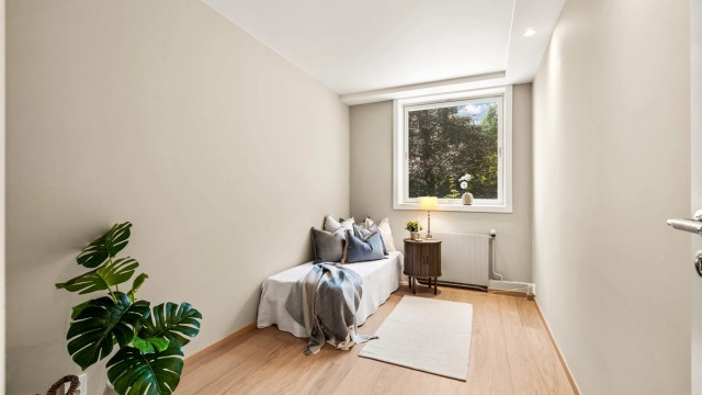Det andre soverommet er lyst og har downlights i takkasse.