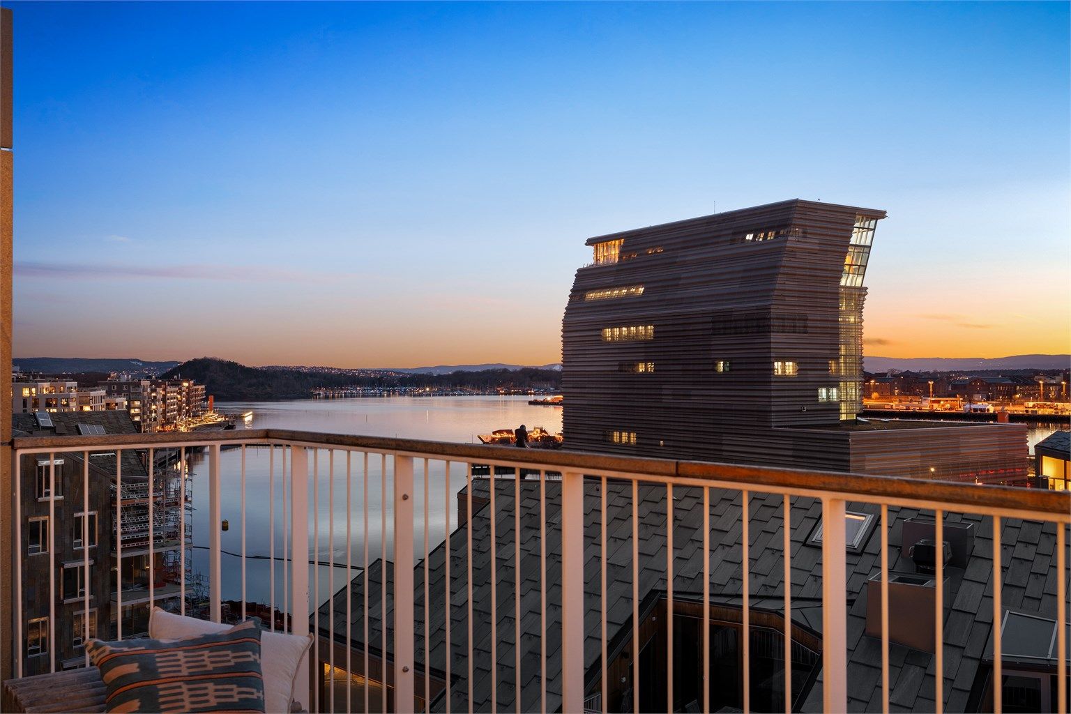 Velkommen til Operagata 77A - Eksklusiv toppleilighet med flott fjordutsikt - 3 balkonger - 3 soverom - Heis - Garasje 