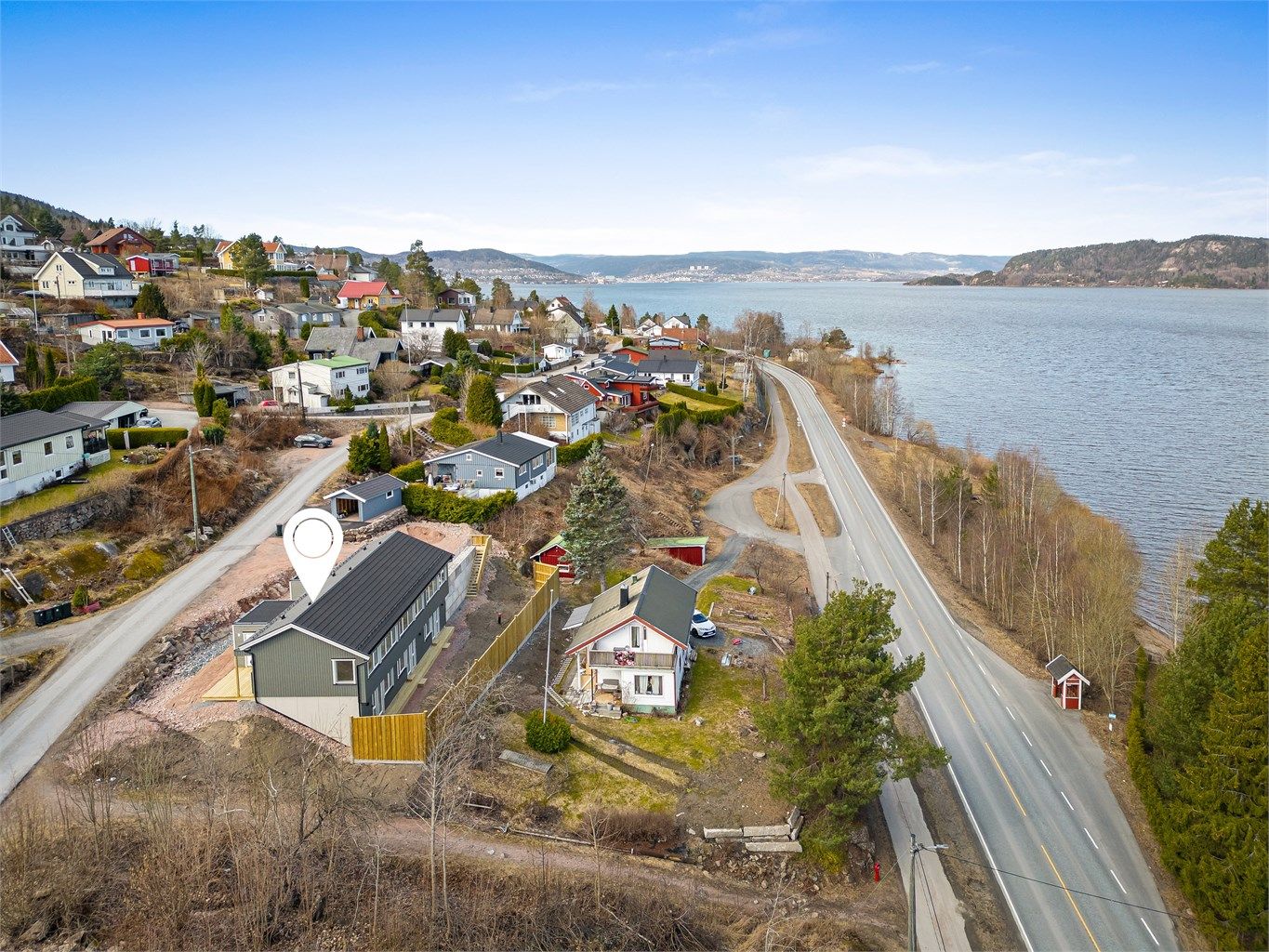 Kort vei til fjorden med bl.a. Tangen Fjordpark som har badestrand, beachvolleyballbane m.m.