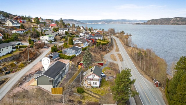 Kort vei til fjorden med bl.a. Tangen Fjordpark som har badestrand, beachvolleyballbane m.m.