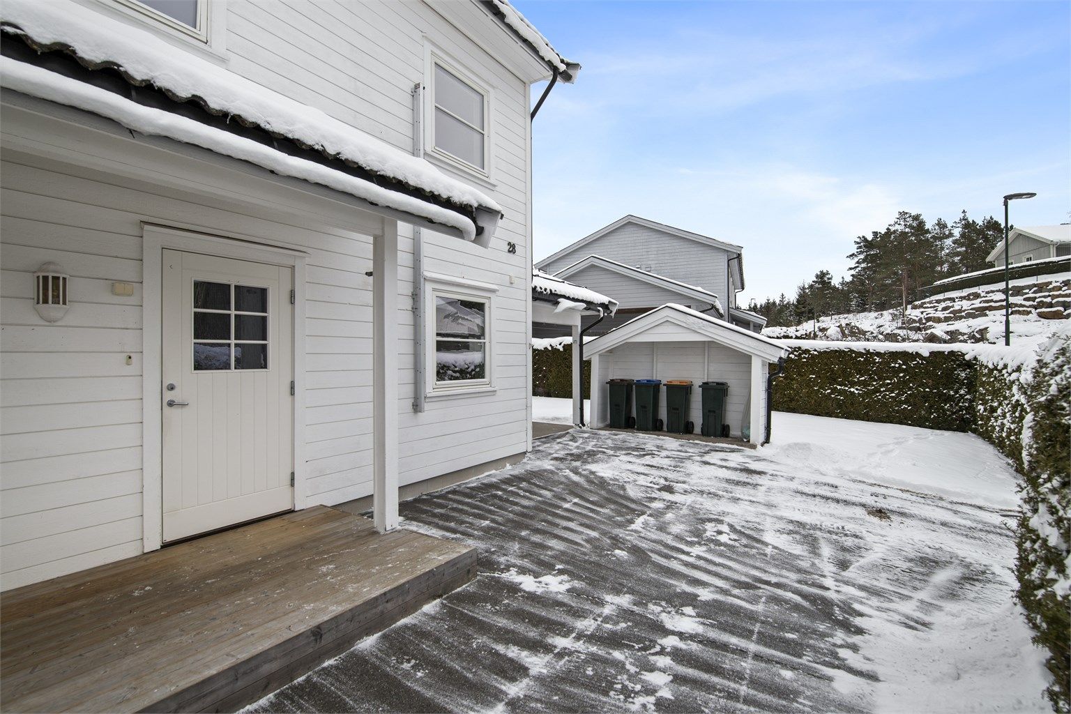  Det er gode parkeringsmuligheter på asfaltert gårdsplass, samt carport
