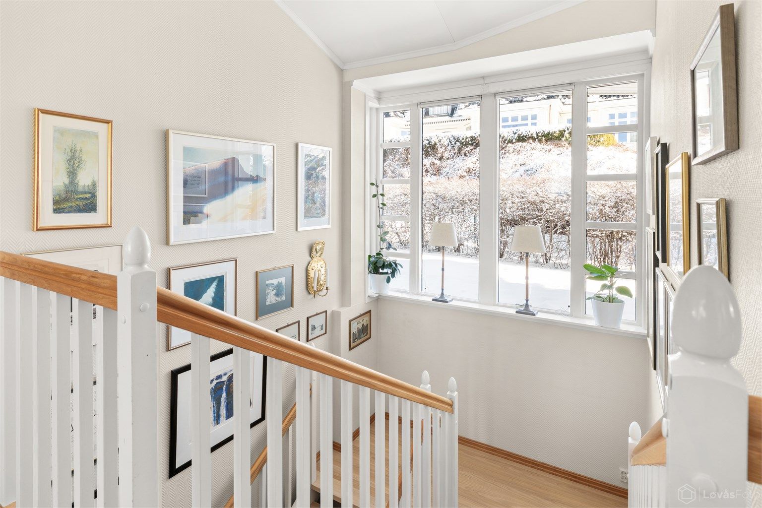 Store vinduer i trappeløpet gir godt med naturlig lys