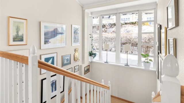 Store vinduer i trappeløpet gir godt med naturlig lys