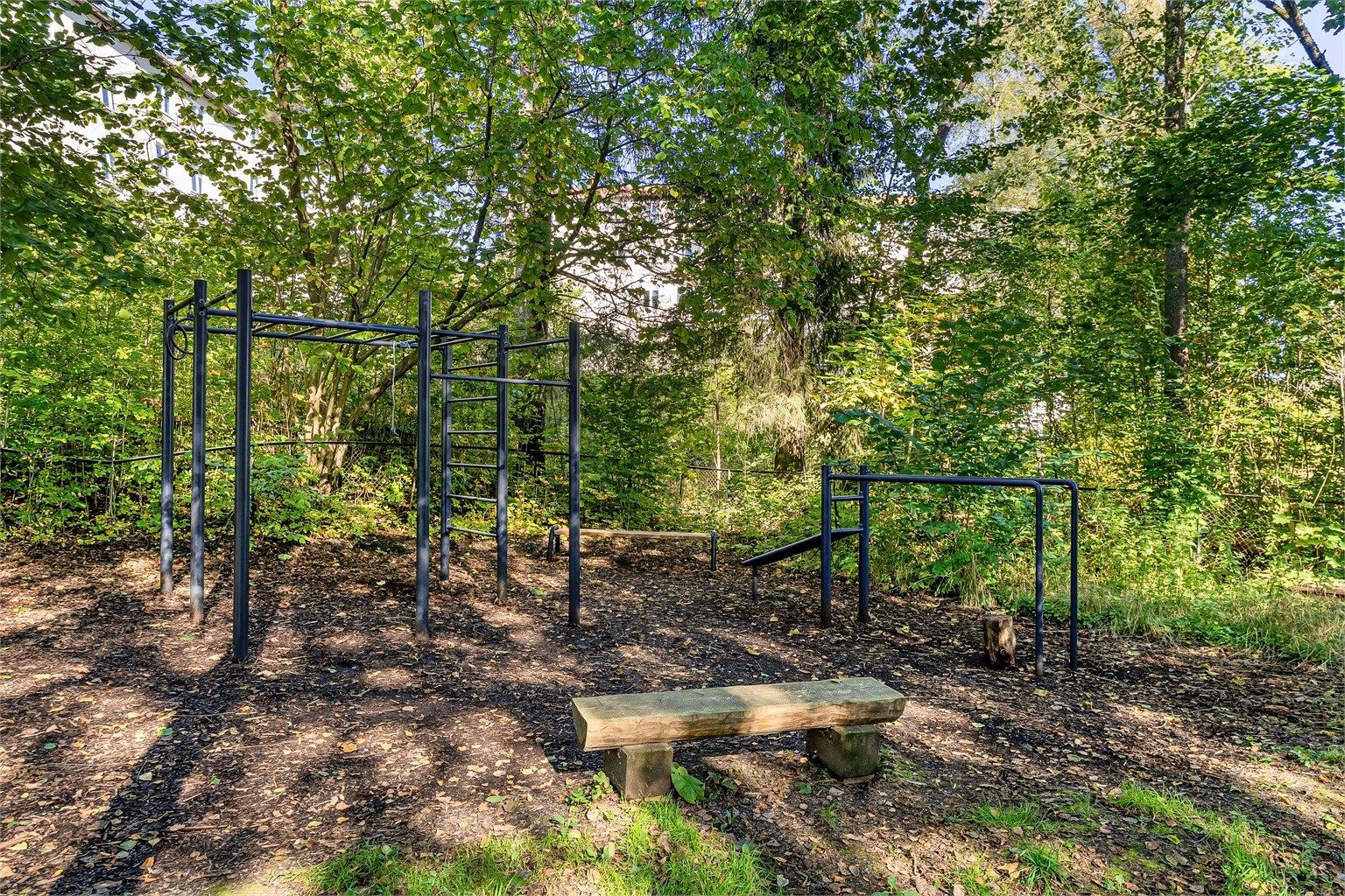 For de treningsglade finnes det et utendørs treningsanlegg på fellesområdet.