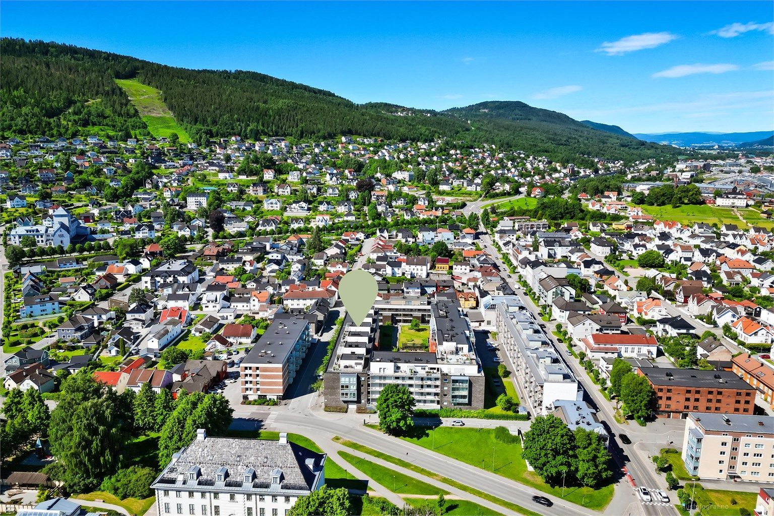 Kort vei til ski- og turmuligheter i Strømsøåsen med lysløyper, og gangavstand til Drafnkollen med lysløype og flott turterreng.