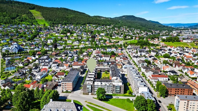 Kort vei til ski- og turmuligheter i Strømsøåsen med lysløyper, og gangavstand til Drafnkollen med lysløype og flott turterreng.