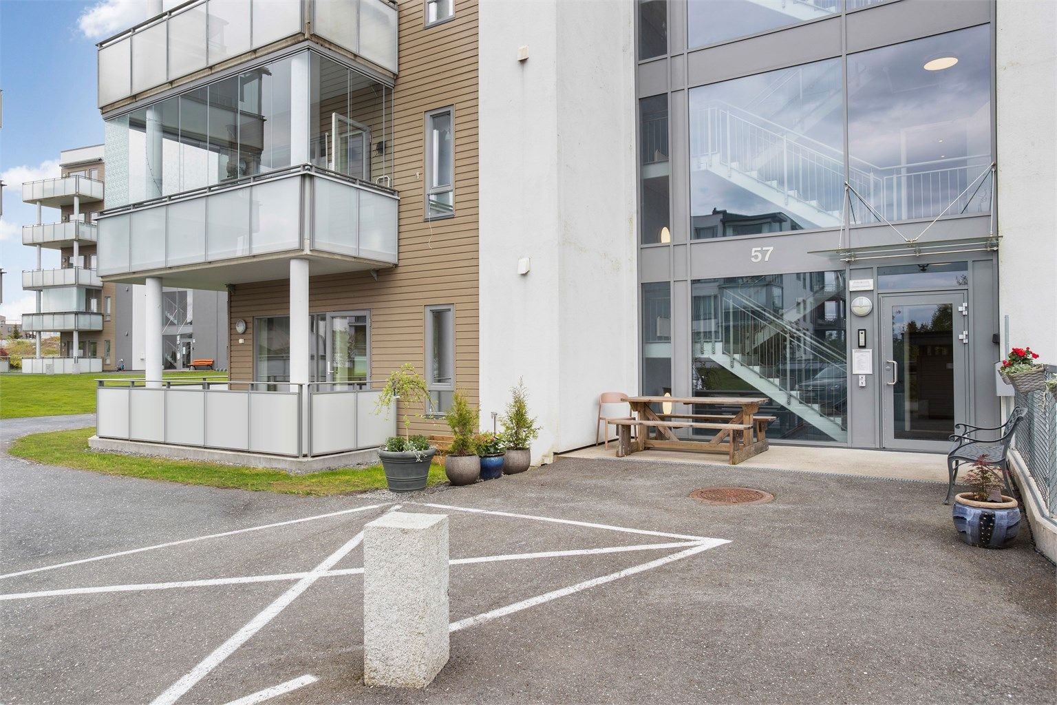 Leilighetsbygg fra 2015 med fasader i pusset mur og liggende trekledning.