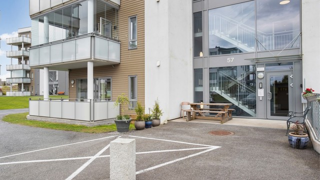 Leilighetsbygg fra 2015 med fasader i pusset mur og liggende trekledning.