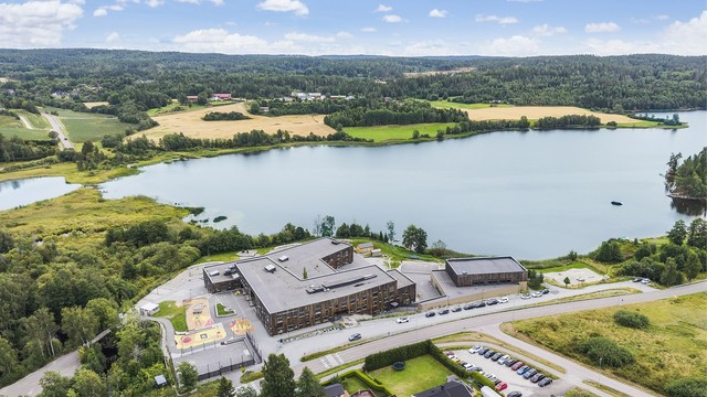 Både Ytre Enebakk skole (1.-7. klasse) og Mjær ungdomsskole (8.-10. klasse) ligger ca. 1 km fra boligen. Her Mjær ungdomsskole.