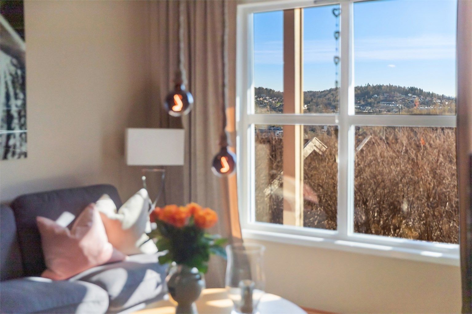 Fra stuen kan du nyte den flotte utsikten