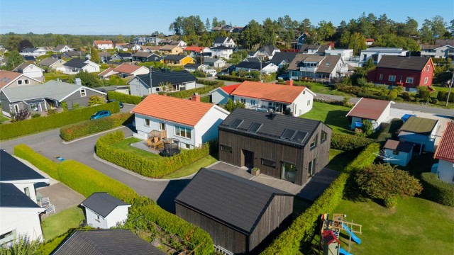 Eiendommen har asfaltert innkjørsel, dobbelgarasje og flat tomt.