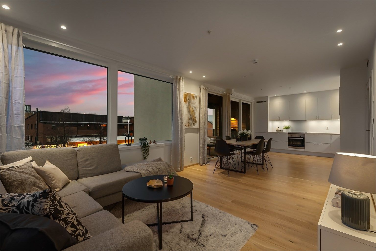 Velkommen til Jens Rings vei 29 presentert av eiendomsmegler Fredrik Nordstrøm v/ Krogsveen Bekkestua -  Kveldstemning fra stuen