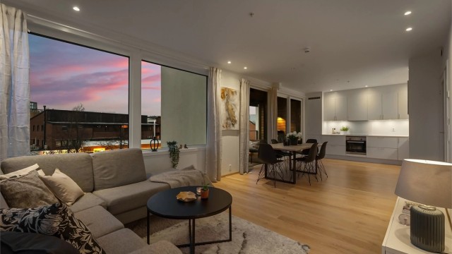 Velkommen til Jens Rings vei 29 presentert av eiendomsmegler Fredrik Nordstrøm v/ Krogsveen Bekkestua - Kveldstemning fra stuen