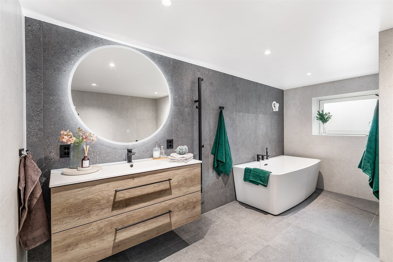 Velkommen til Gubbeskogveien 12 på familievennlige Ekholt - presentert av Krogsveen.
I underetasjen er det foruten nye soverom også etablert et nytt og lekkert bad på omfangsrike 12 kvm.