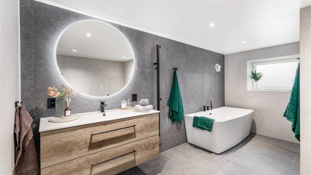 Velkommen til Gubbeskogveien 12 på familievennlige Ekholt - presentert av Krogsveen.
I underetasjen er det foruten nye soverom også etablert et nytt og lekkert bad på omfangsrike 12 kvm.