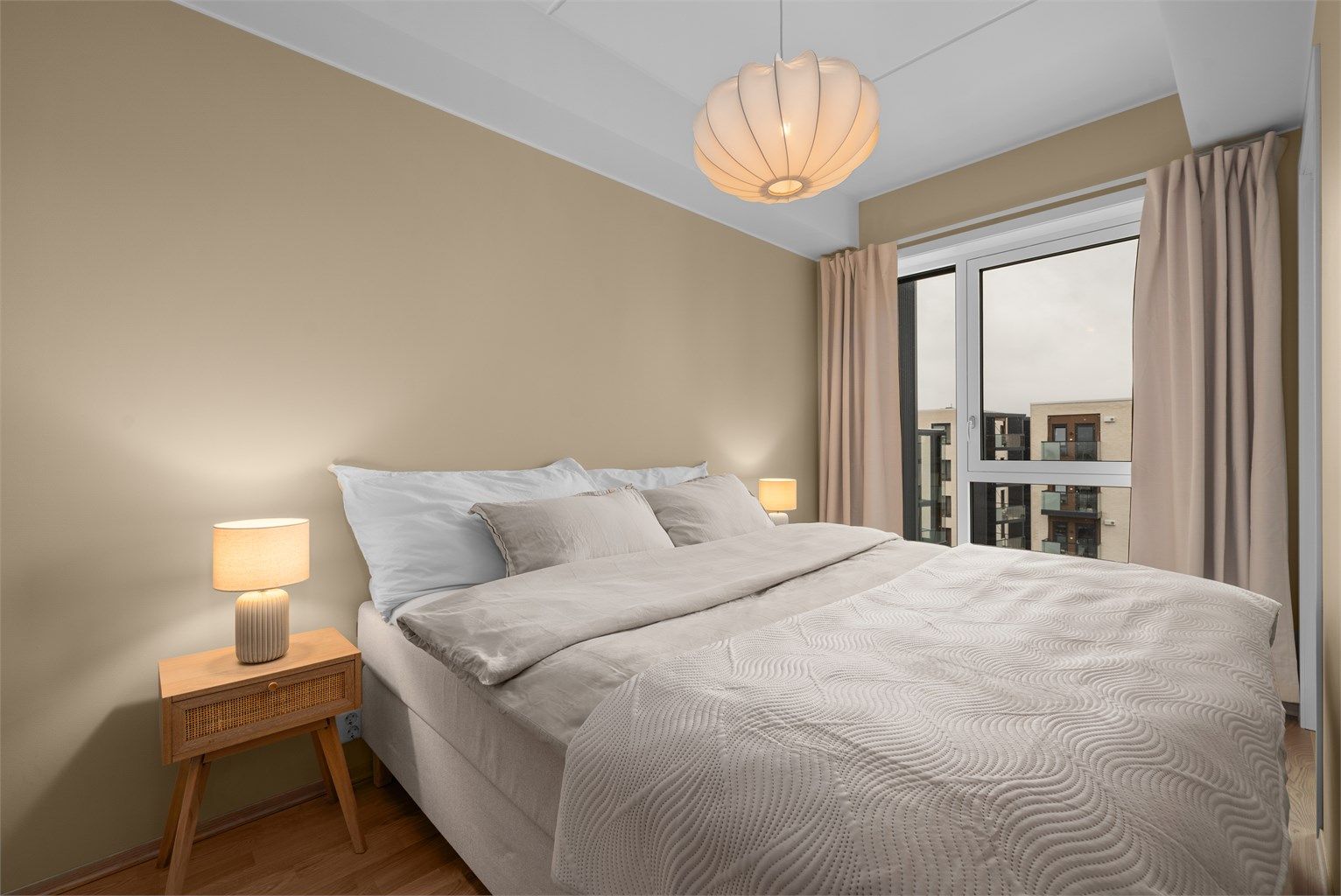 Soverommet har plass til dobbeltseng og er, som resten av leiligheten, utstyrt med vannbåren gulvvarme.