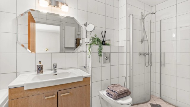 Flislagt bad med varmekabler og dowlights i himling, pusset opp i 2009