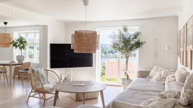 Stuen har store vindusflater og en dobbel verandadør i tre fra 2018.