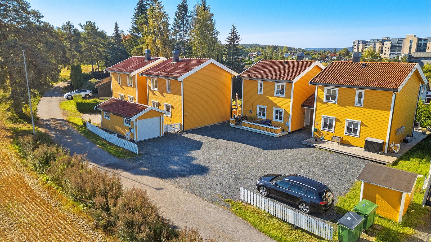 Det er 4 seksjoner i sameiet. Parkeringsområdet foran A og B er felles, hvor denne seksjonen disponerer 2 plasser, i tillegg til plassene foran eget inngangsparti. 