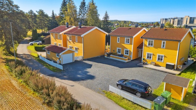 Det er 4 seksjoner i sameiet. Parkeringsområdet foran A og B er felles, hvor denne seksjonen disponerer 2 plasser, i tillegg til plassene foran eget inngangsparti.
