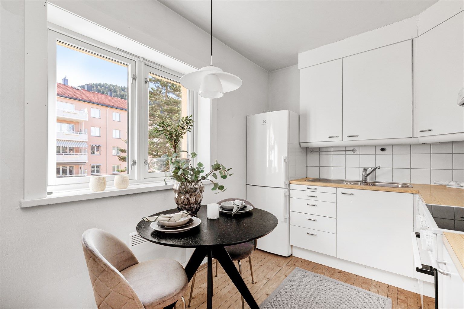 Separat kjøkken med lys innredning og benkeplate i laminat 