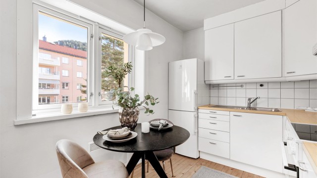 Separat kjøkken med lys innredning og benkeplate i laminat
