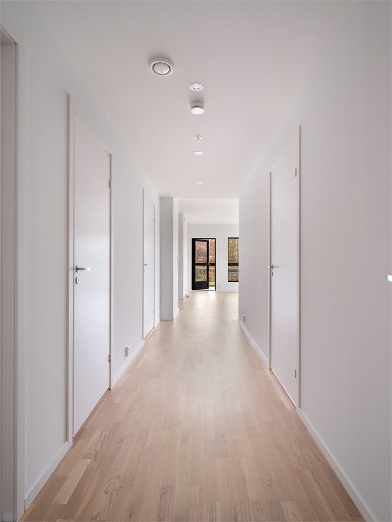 Gangen tar deg videre inn til stuen og kjøkkenet.