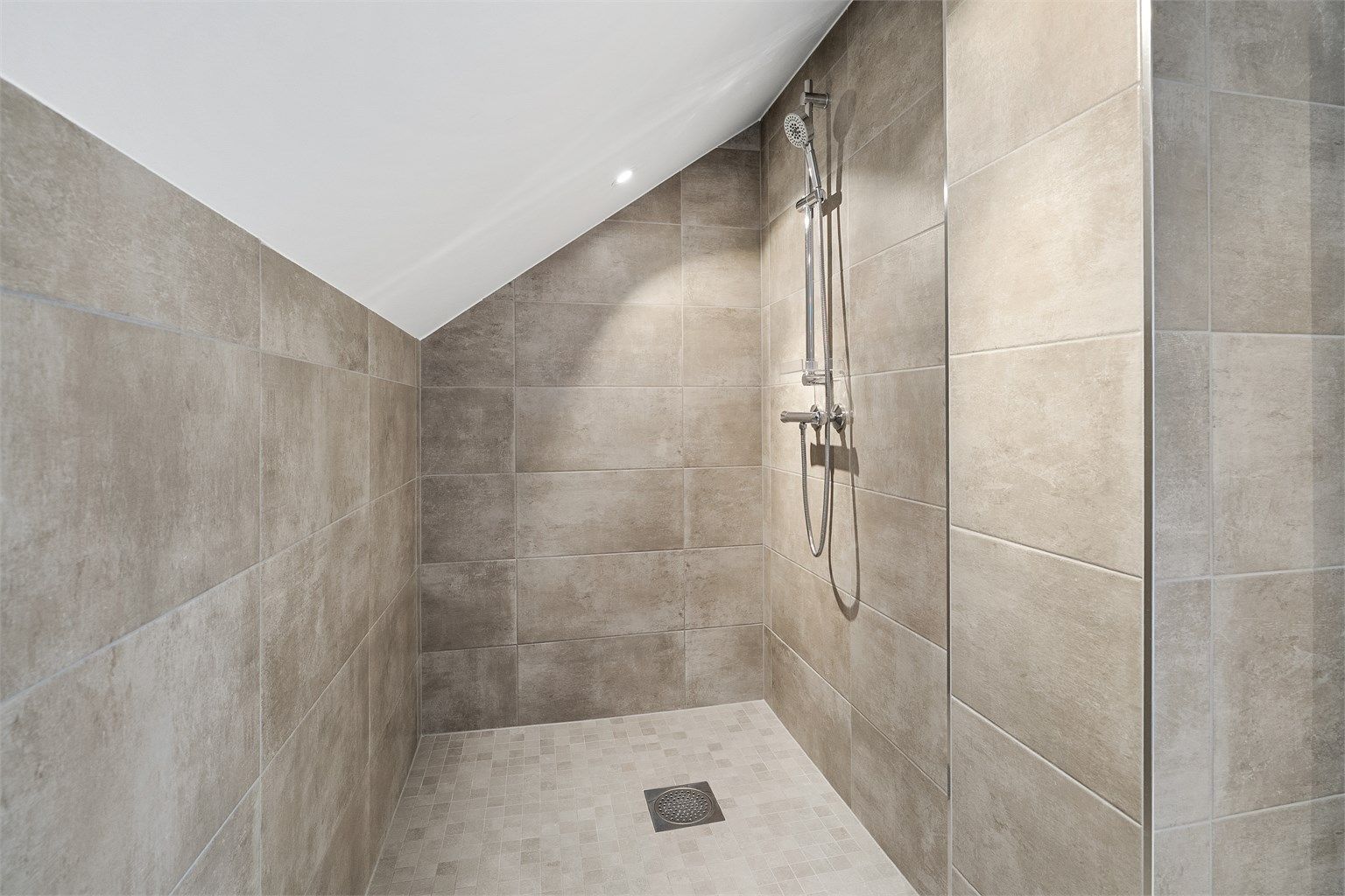 Fliser på gulv, fliser på vegger og malte slette flater i himling med downlights