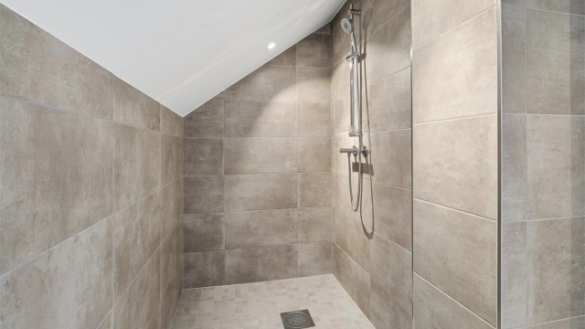 Fliser på gulv, fliser på vegger og malte slette flater i himling med downlights