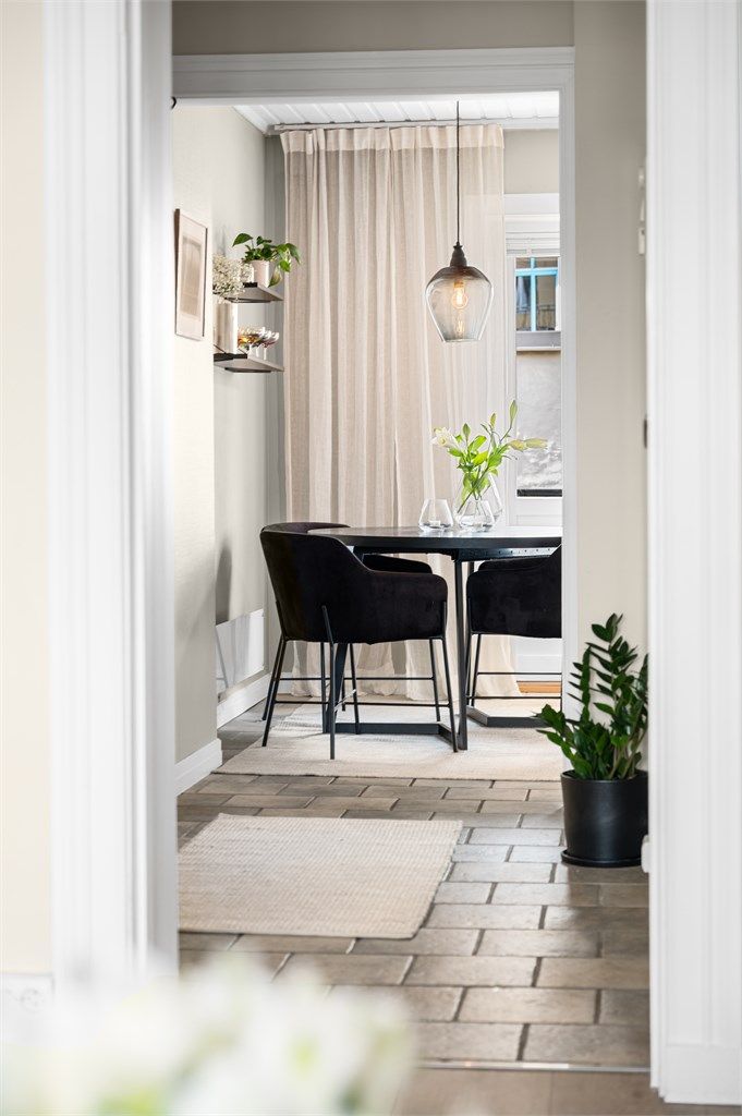 Åpne dører mellom rommene forsterker den gjennomgående følelsen i leiligheten.