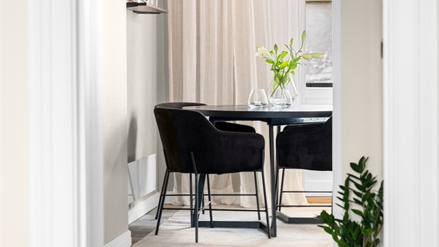 Åpne dører mellom rommene forsterker den gjennomgående følelsen i leiligheten.