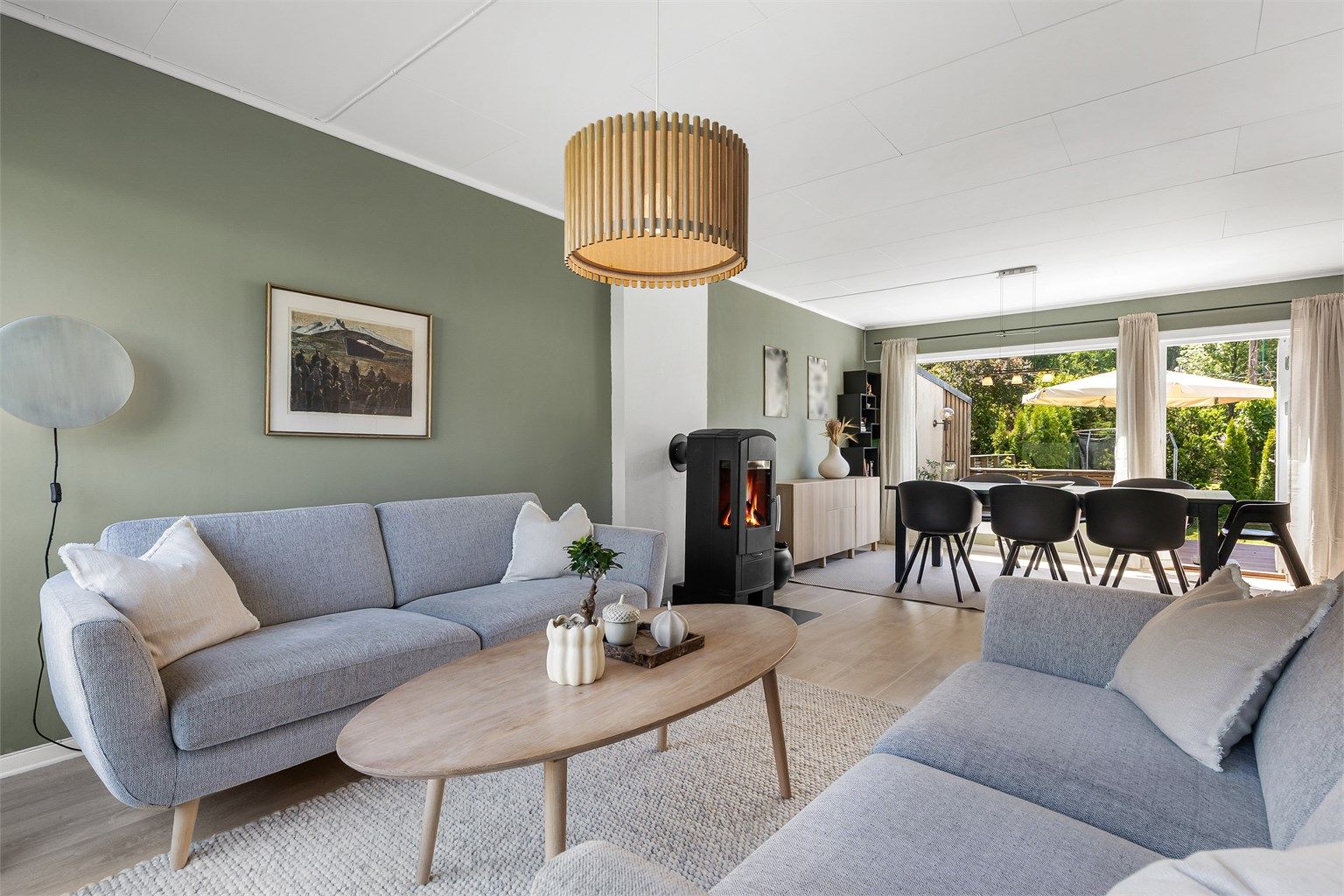 I spisestuedelen er det plass til et stort spisebord. Den åpne løsningen mellom stue, spisestue og kjøkken skaper en sosial atmosfære når man er med venner og familie.
