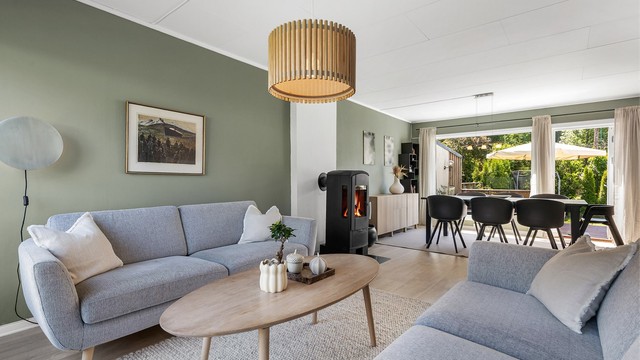 I spisestuedelen er det plass til et stort spisebord. Den åpne løsningen mellom stue, spisestue og kjøkken skaper en sosial atmosfære når man er med venner og familie.