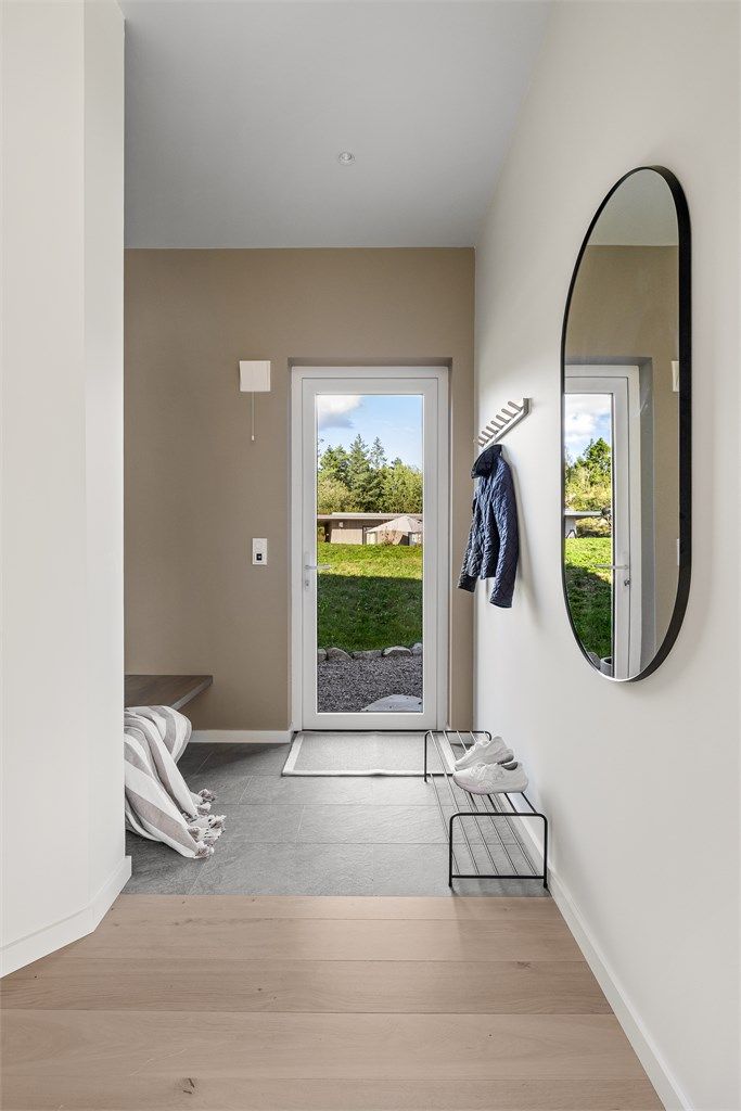 Gjennomgående bruk av hvitoljet en-stavs eikeparkett gir et helhetlig inntrykk.