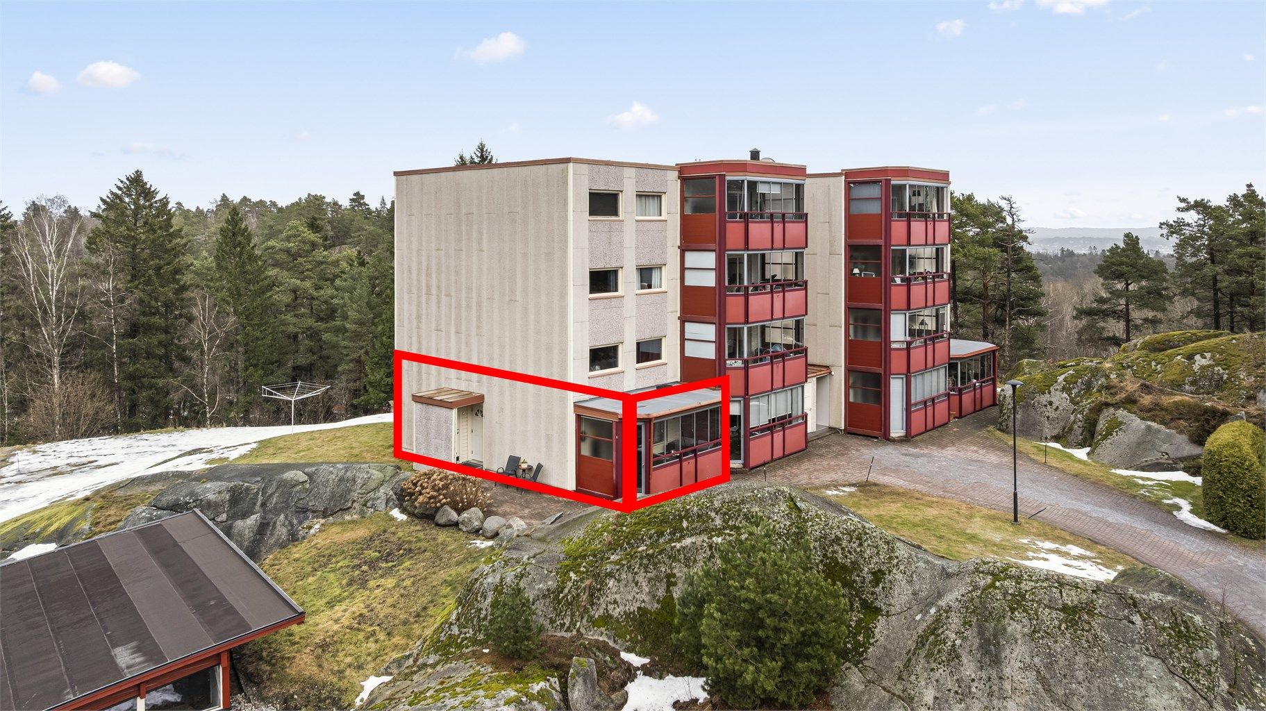 Lys 2-roms hjørneleilighet på bakkeplan med egen inngang og sydvendt, innglasset terrasse